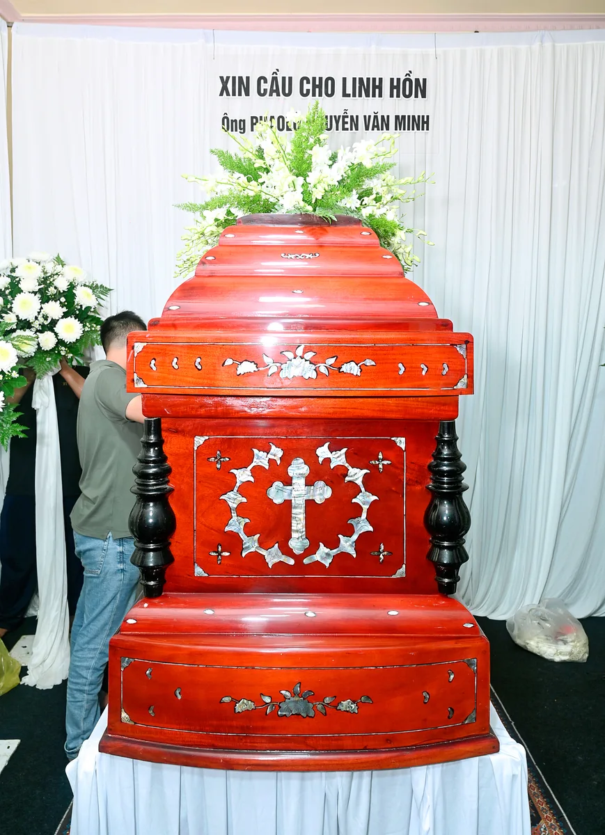 Áo quan trang trí thánh giá nhìn chính diện