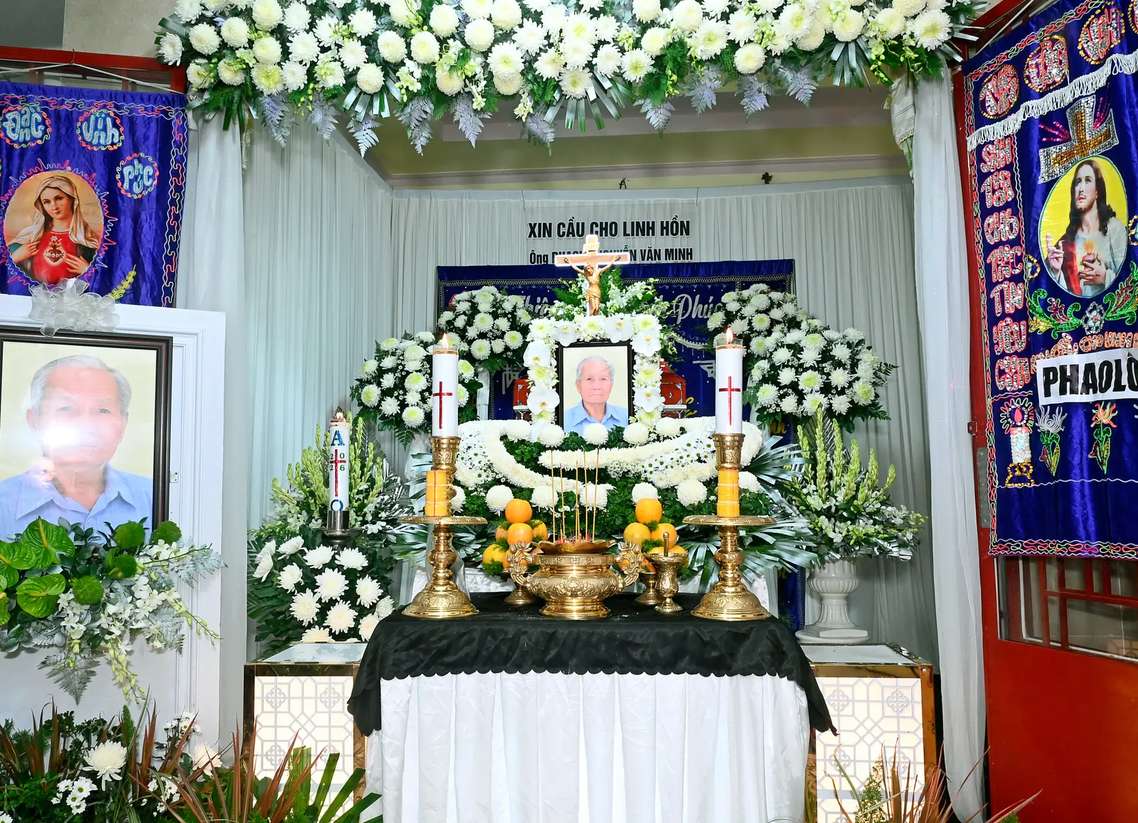 Bàn vong với di ảnh, nến và hoa tươi