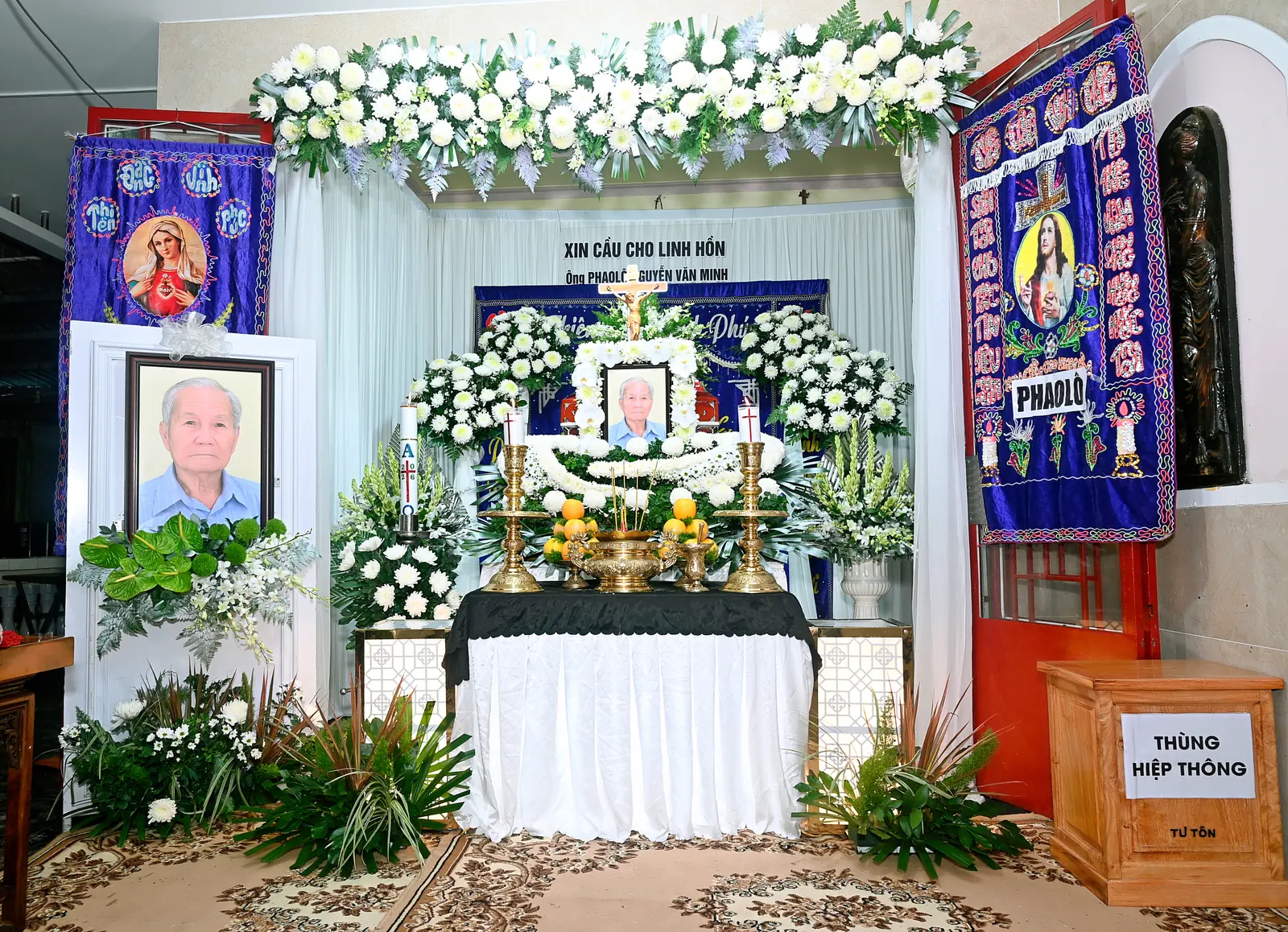 Toàn cảnh bàn vong và hoa trang trí tại nhà
