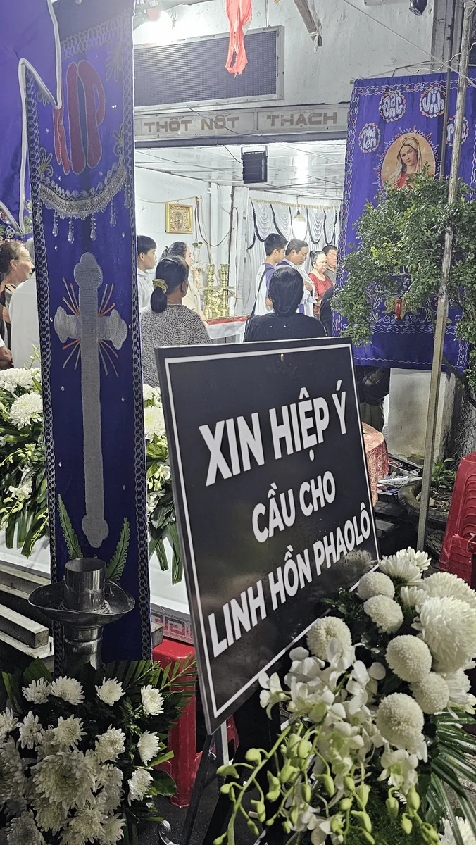 Bảng xin hiệp ý cầu nguyện và hoa trang trí