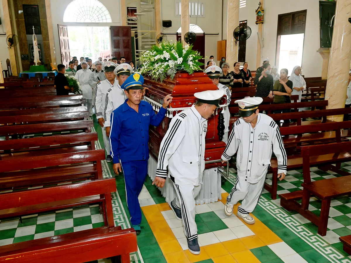 Đội phục vụ di chuyển linh cữu trong nhà thờ