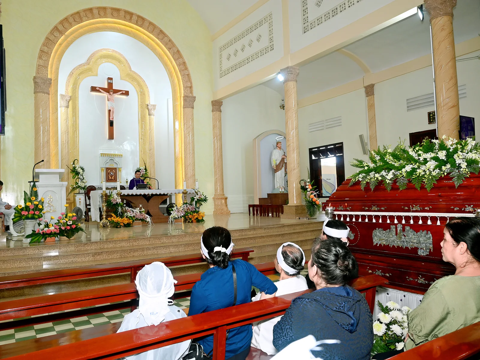 Không gian nhà thờ với thánh giá và linh cữu
