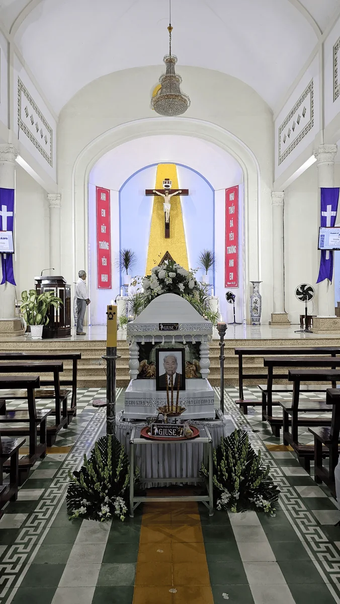 Không gian nhà thờ và khu vực đặt linh cữu