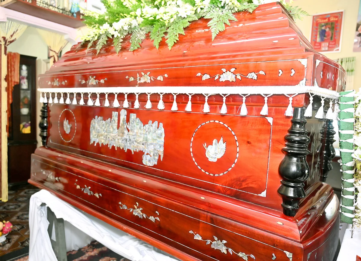 Chi tiết áo quan và hoa trang trí