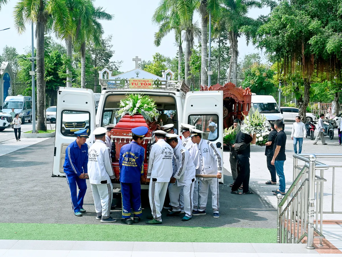Xe và đội phục vụ bên ngoài nhà thờ