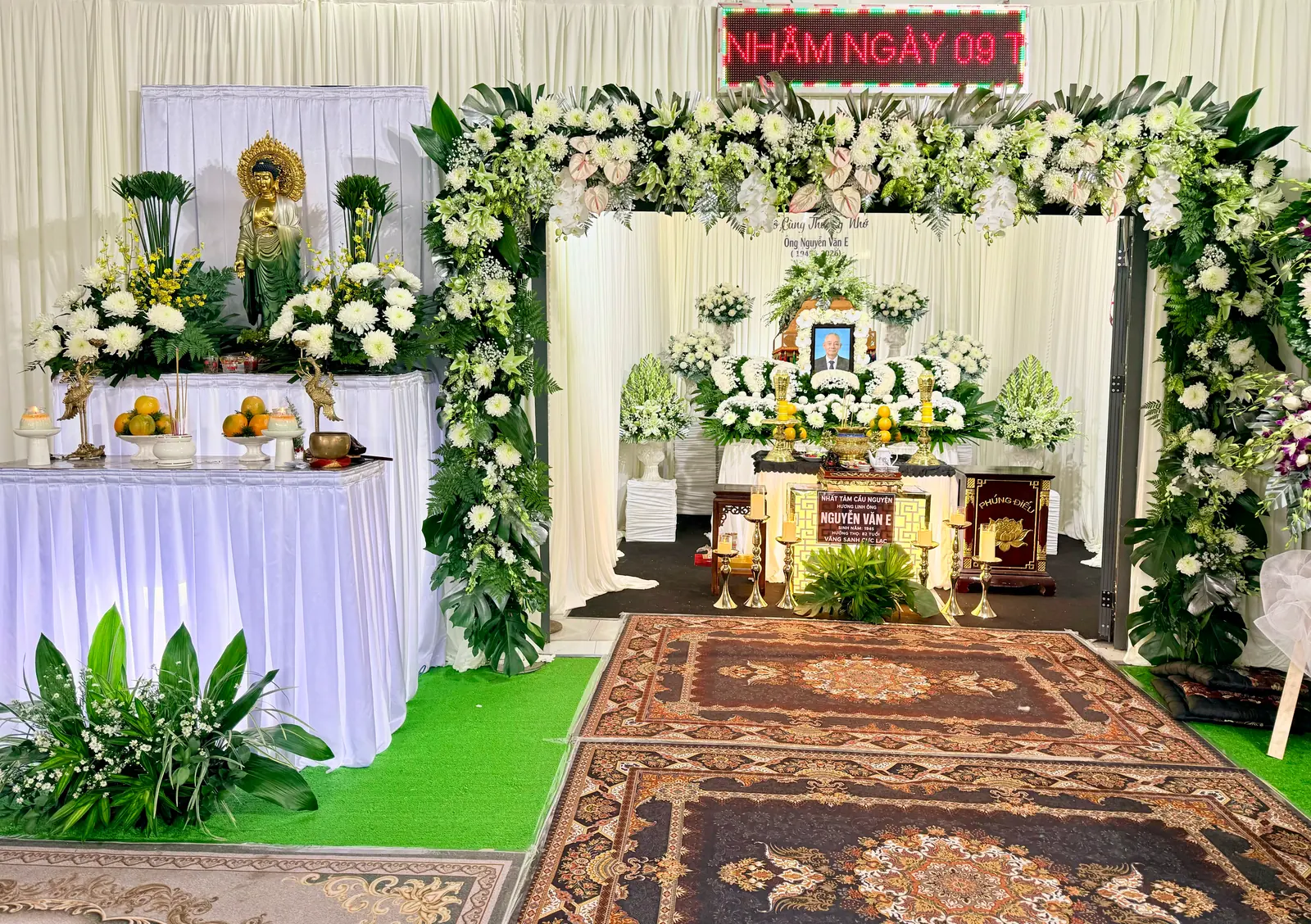 Bàn Phật và bàn linh với khung hoa trắng