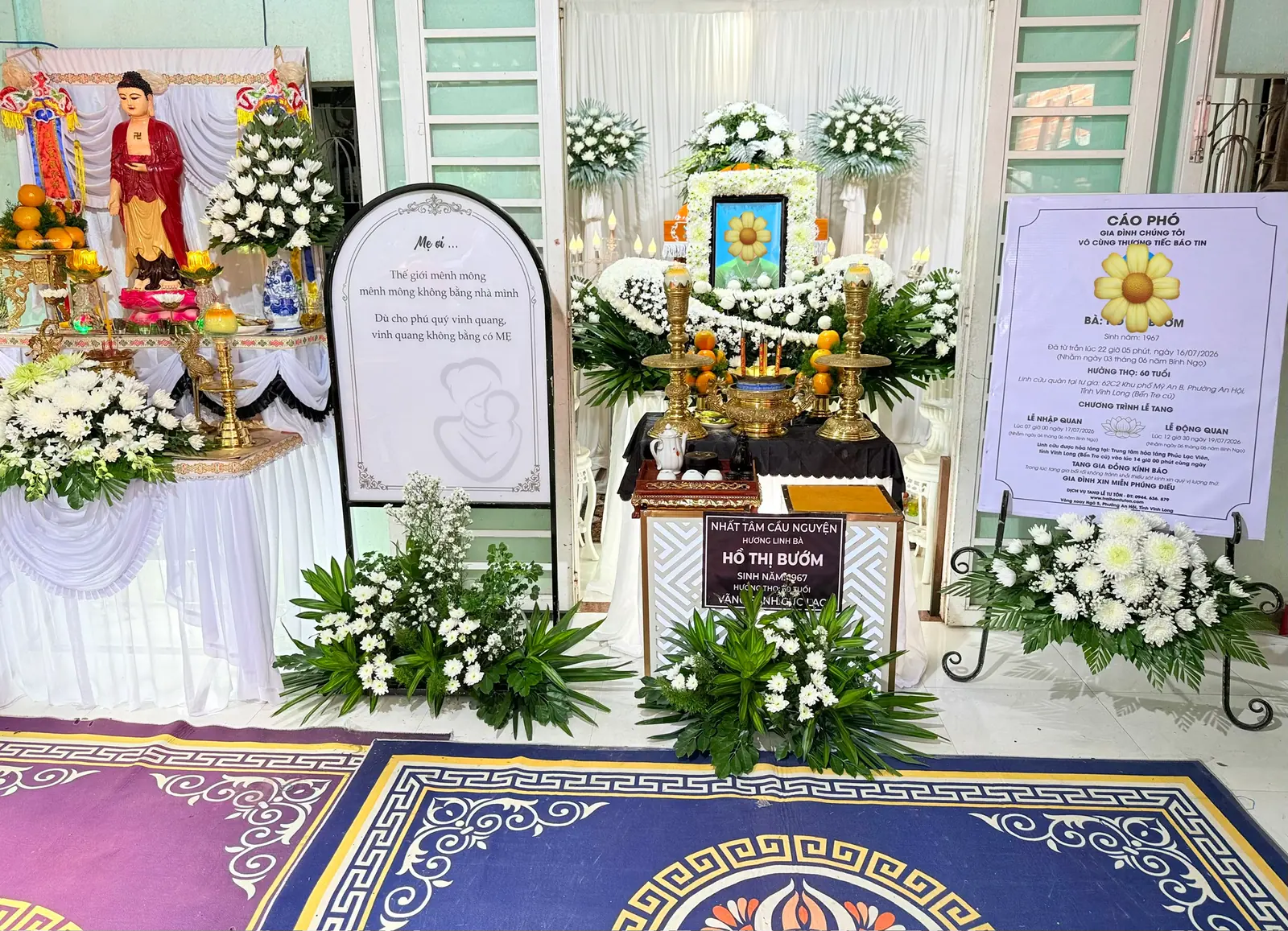 Bàn linh, bàn Phật và hoa trang trí tại nhà