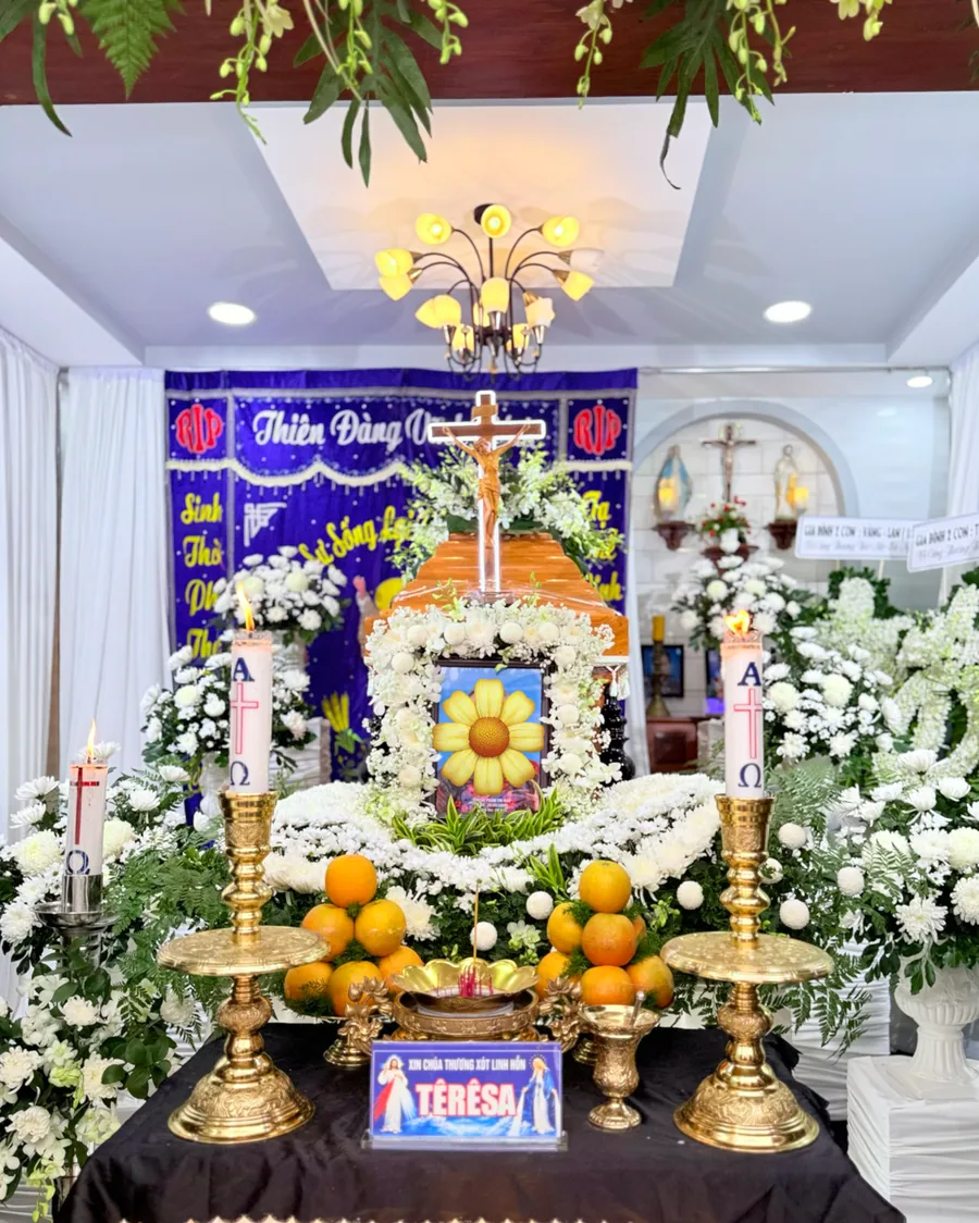 Bàn vong với thánh giá, nến và hoa trắng