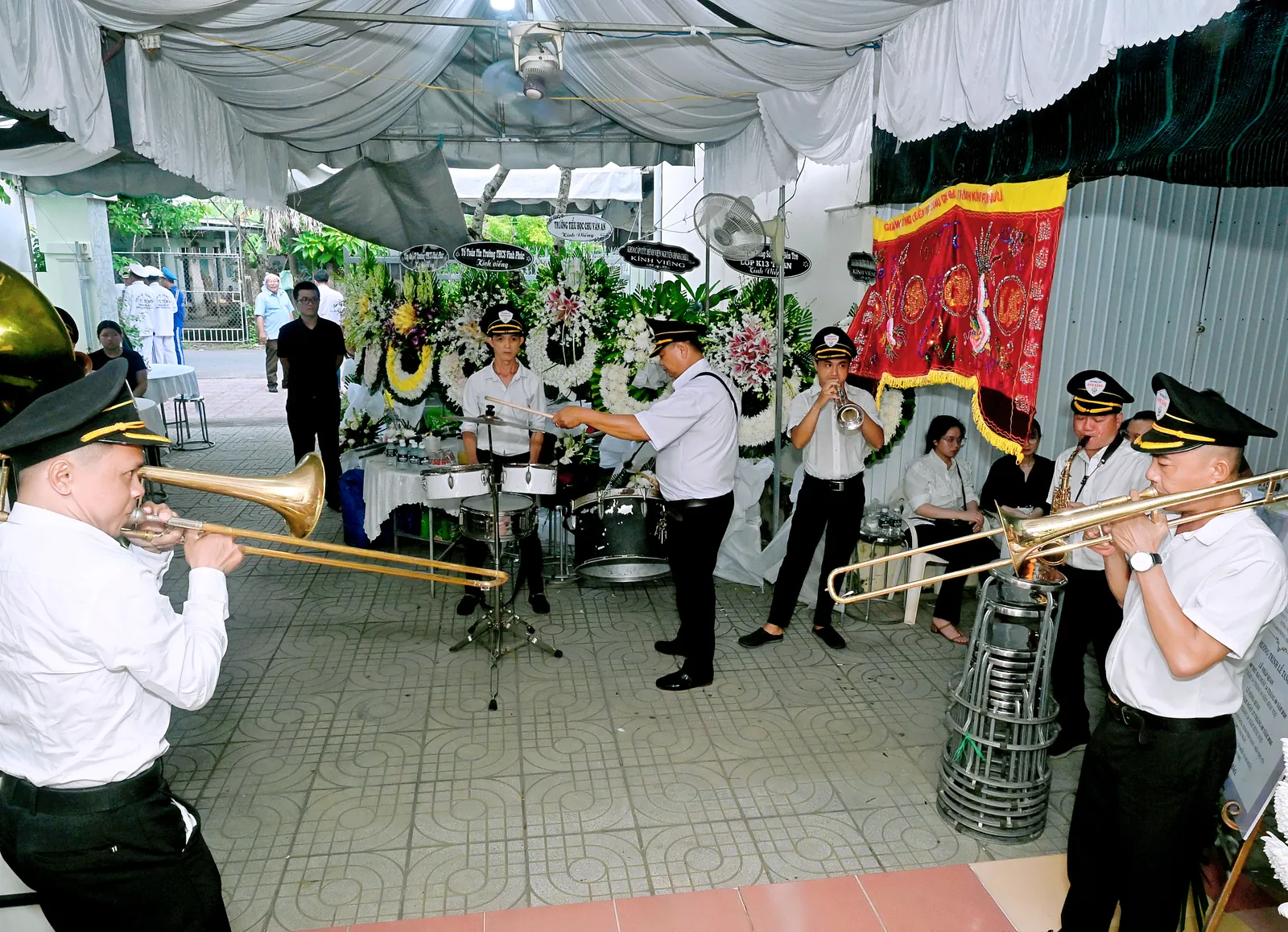 Ban nhạc với kèn và trống trong không gian tang lễ