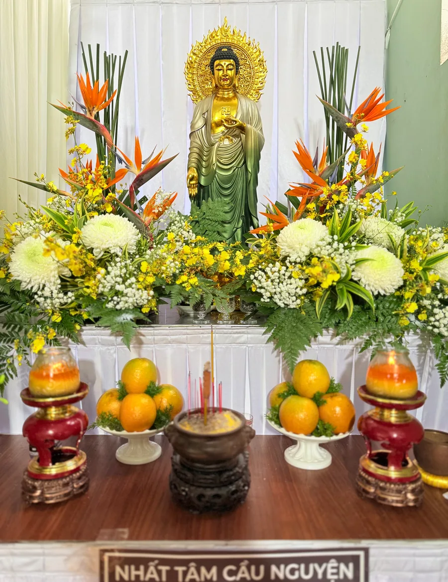 Bàn Phật với hoa trắng, hoa thiên điểu và hương đèn