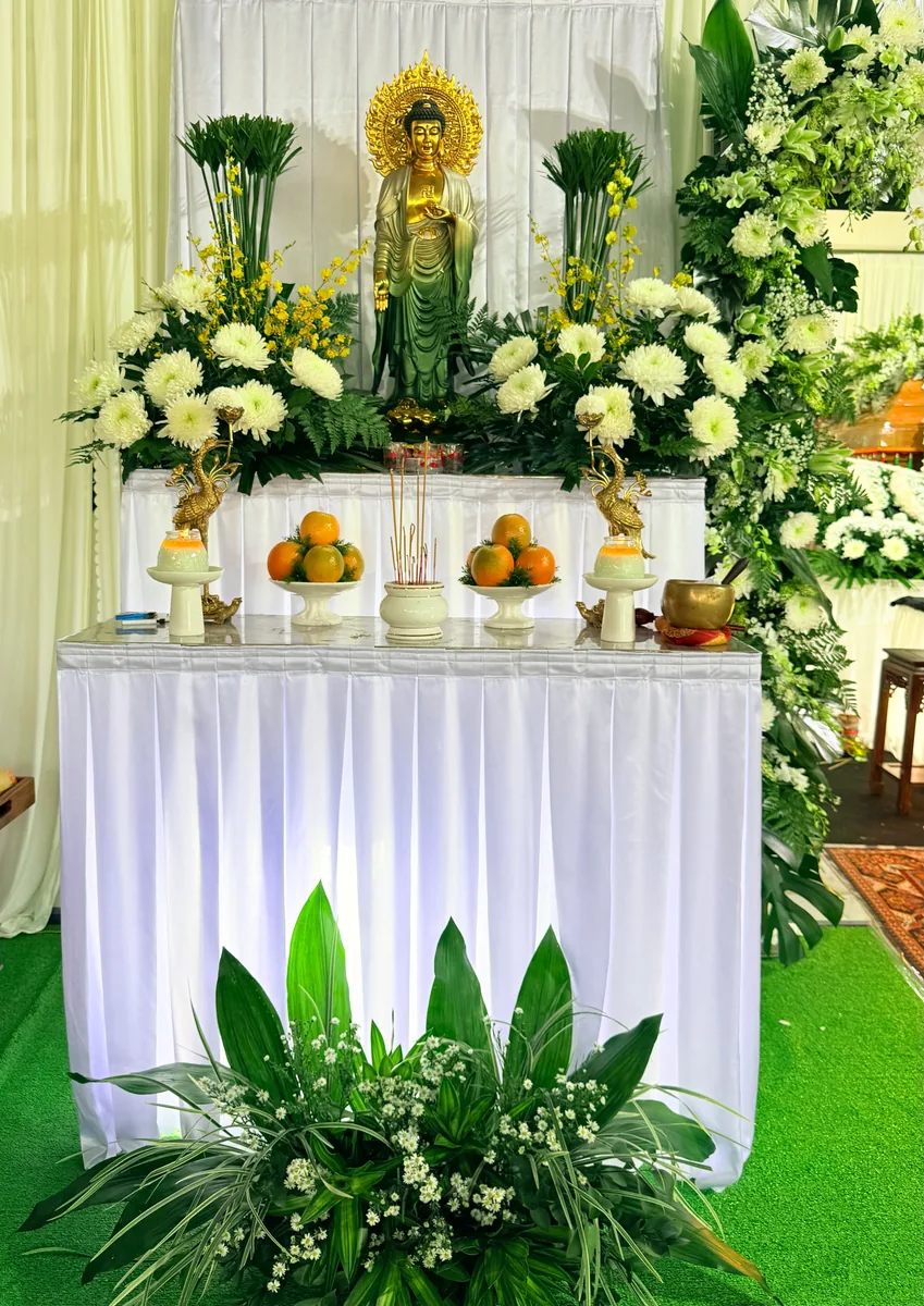 Toàn cảnh bàn Phật và hoa trắng trang trí