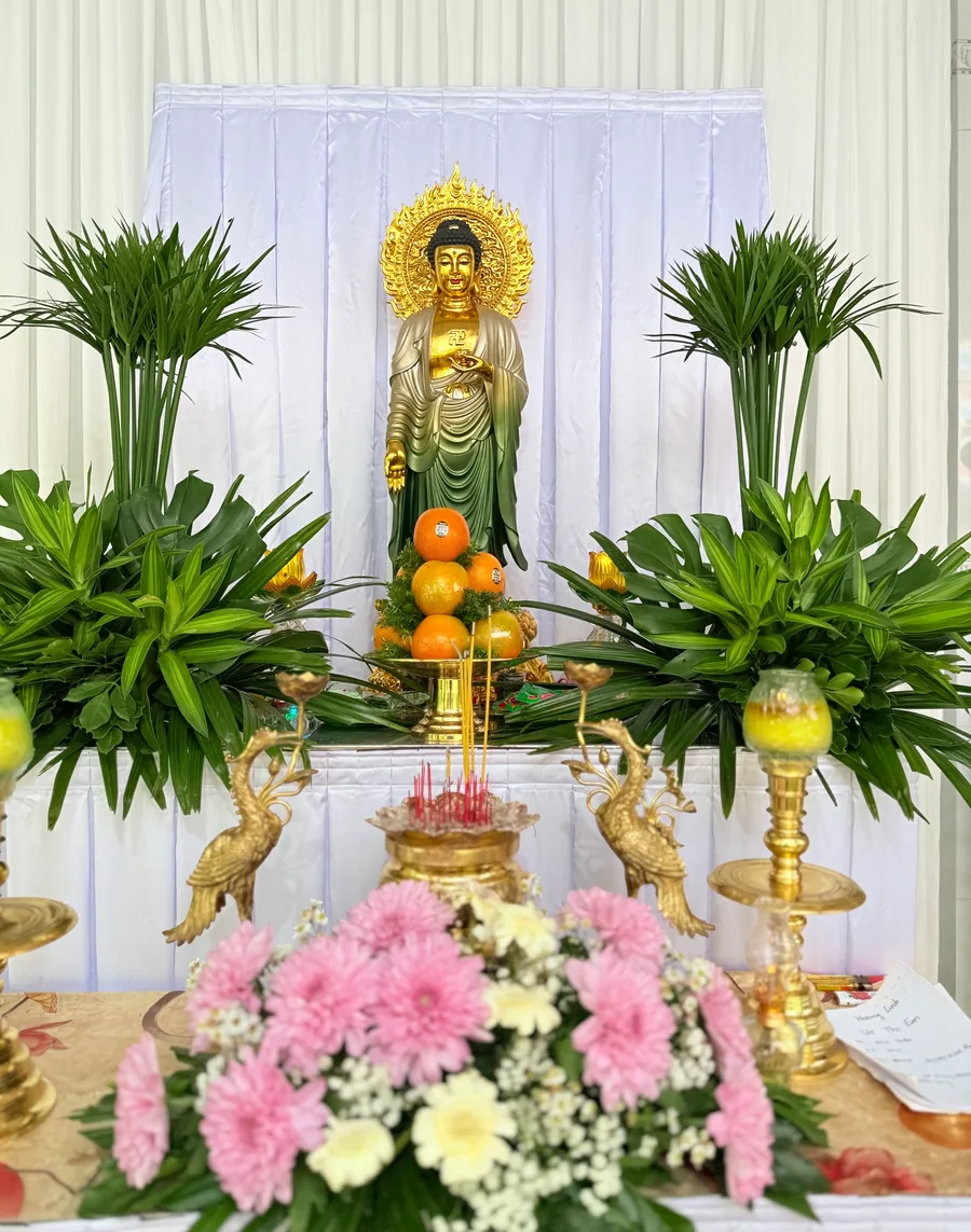 Bàn Phật với hoa trắng và hoa màu hồng