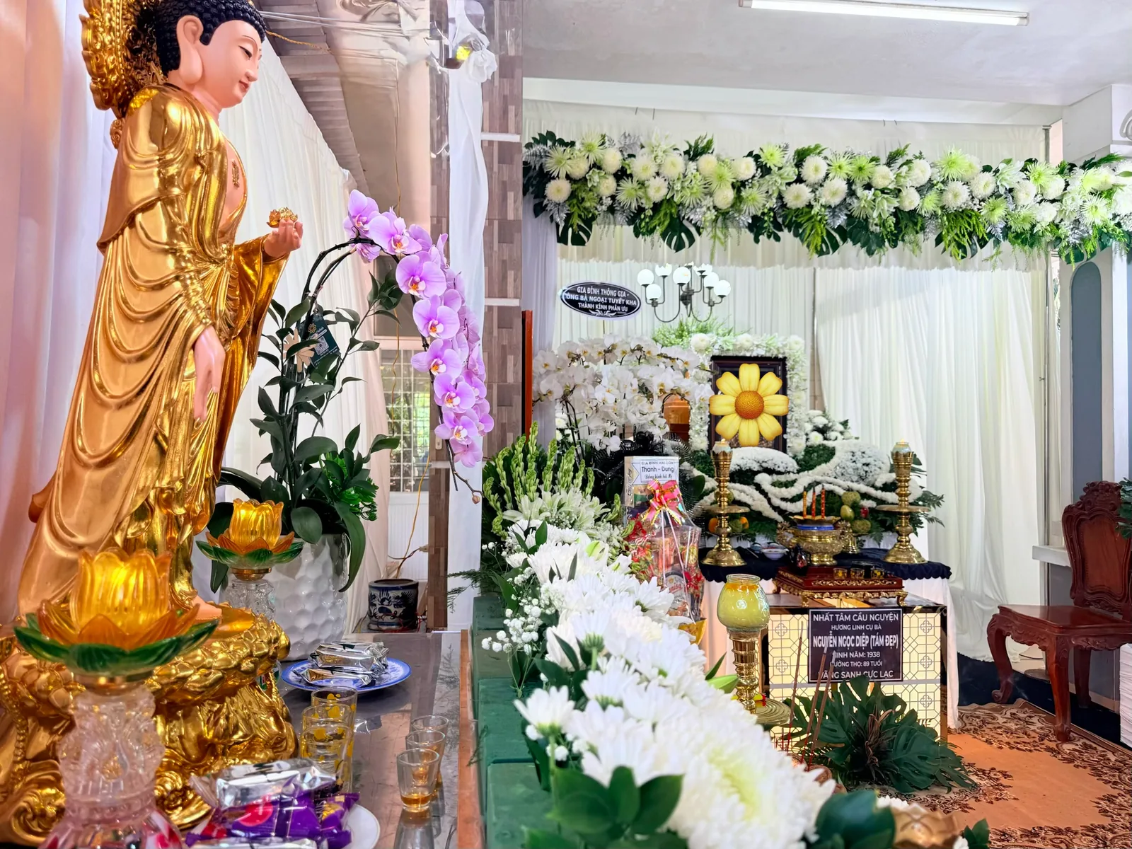 Góc nhìn từ bàn Phật đến bàn linh và khung hoa trắng
