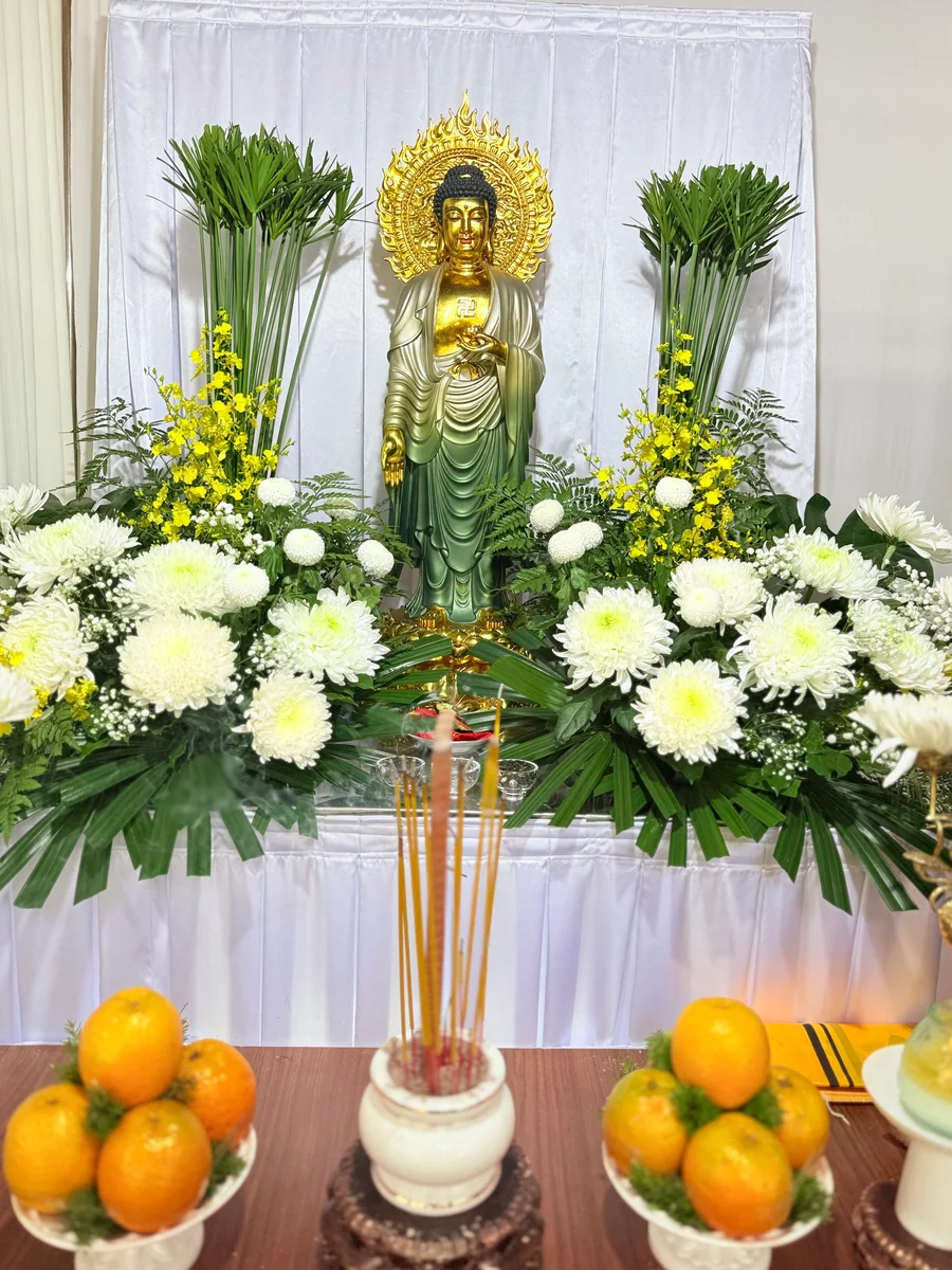 Bàn Phật với hoa tươi và lễ vật