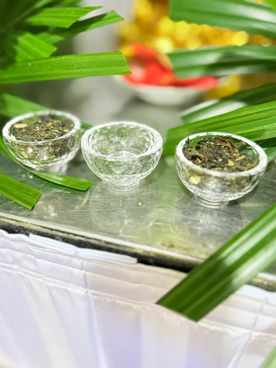 Chi tiết các chén nhỏ trên bàn lễ