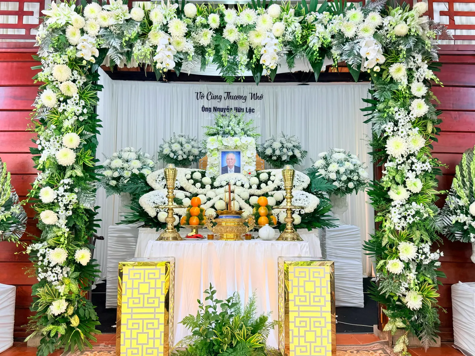 Toàn cảnh bàn thờ và khung hoa trắng