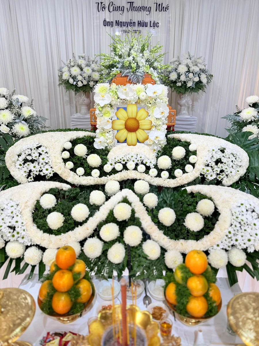 Hoa trắng trang trí tại bàn linh