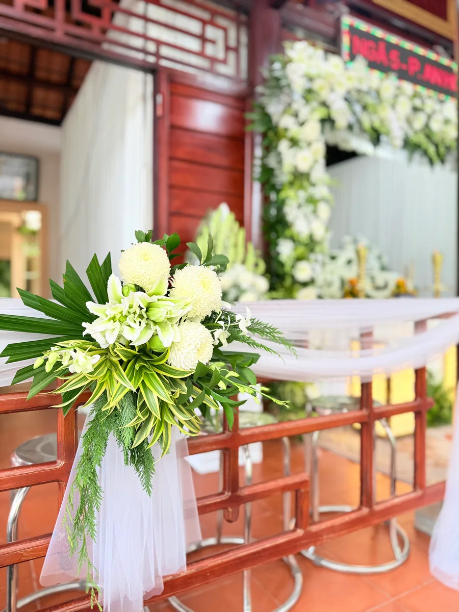 Hoa trắng trang trí tại lối vào
