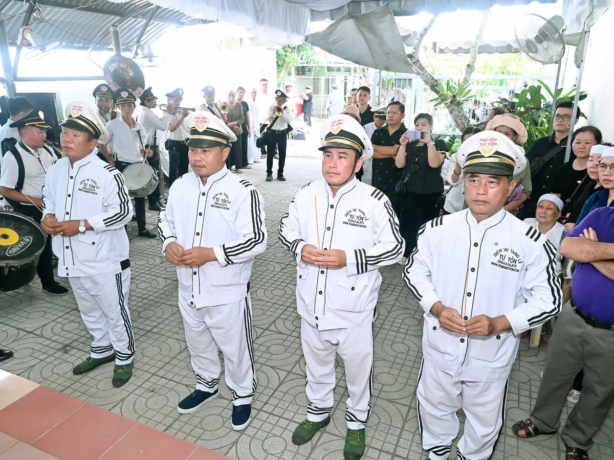Đội ngũ phục vụ trong đồng phục trắng
